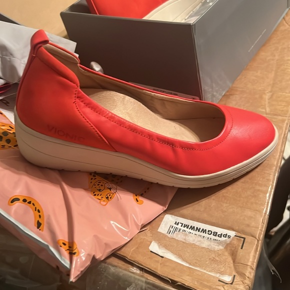 Vionic Women's Red Wedges - Picture 2 of 8